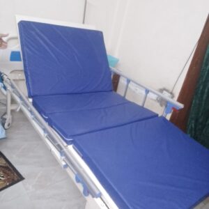 سرير  رعايه مانول مستعمل 2 حركه ضهر و رجل  شامل المرتبه و حامل المحاليل